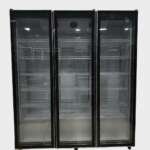 Behmont Exhibidora Vertical 1440 Lts 3 Puertas Vidrio Con Ruedas 5 Estantes