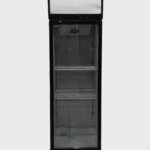 Behmont Exhibidora Vertical 420 Lts con Cenefa Puerta Vidrio Con Ruedas 4 Estantes