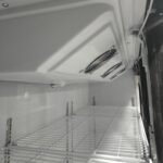 Behmont Exhibidora Vertical 850 Lts con Cenefa 2 Puertas Vidrio Con Ruedas 4 Estantes - Imagen 3