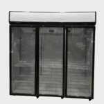Behmont Exhibidora Vertical 1350 Lts con Cenefa 3 Puertas Vidrio Con Ruedas 4 Estantes