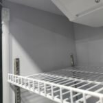 Behmont Exhibidora Vertical 850 Lts con Cenefa 2 Puertas Vidrio Con Ruedas 4 Estantes - Imagen 2