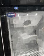 Behmont Exhibidora Vertical 850 Lts con Cenefa 2 Puertas Vidrio Con Ruedas 4 Estantes - Imagen 5